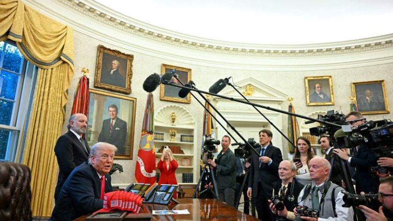 Press In Oval Today 2.jpg