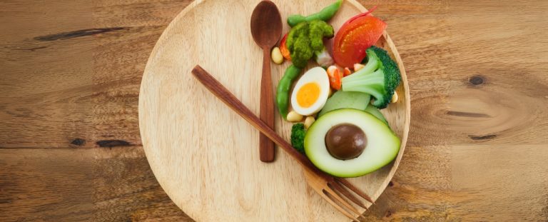 Plateandcutleryarrangedlikeaclockwithfoodinsmallerportionoftime.jpg