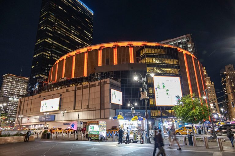 Madison Square Garden Night Nyc 2025 Billboard 1548.jpg