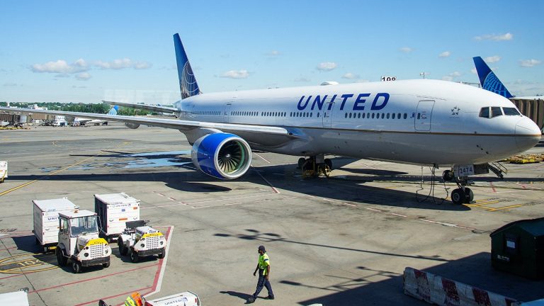 Newark Airport United Plane.jpg